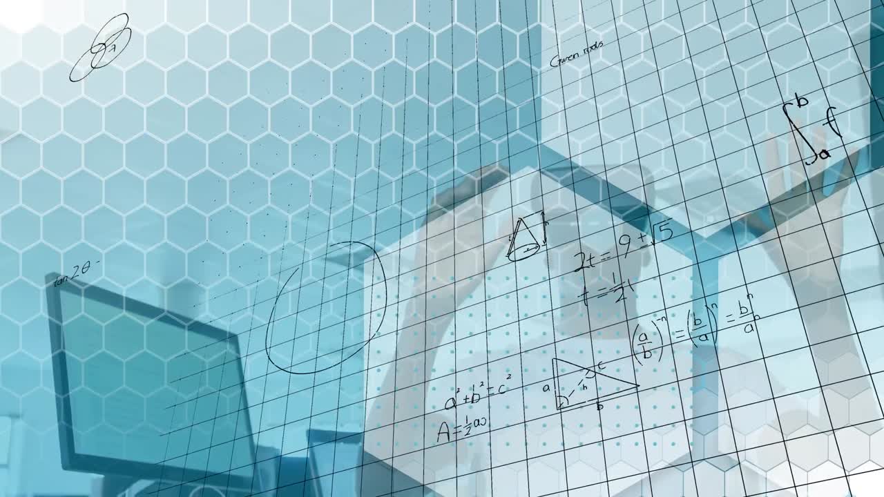 Animação de fórmulas matemáticas sobre empresário usando óculos de realidade virtual