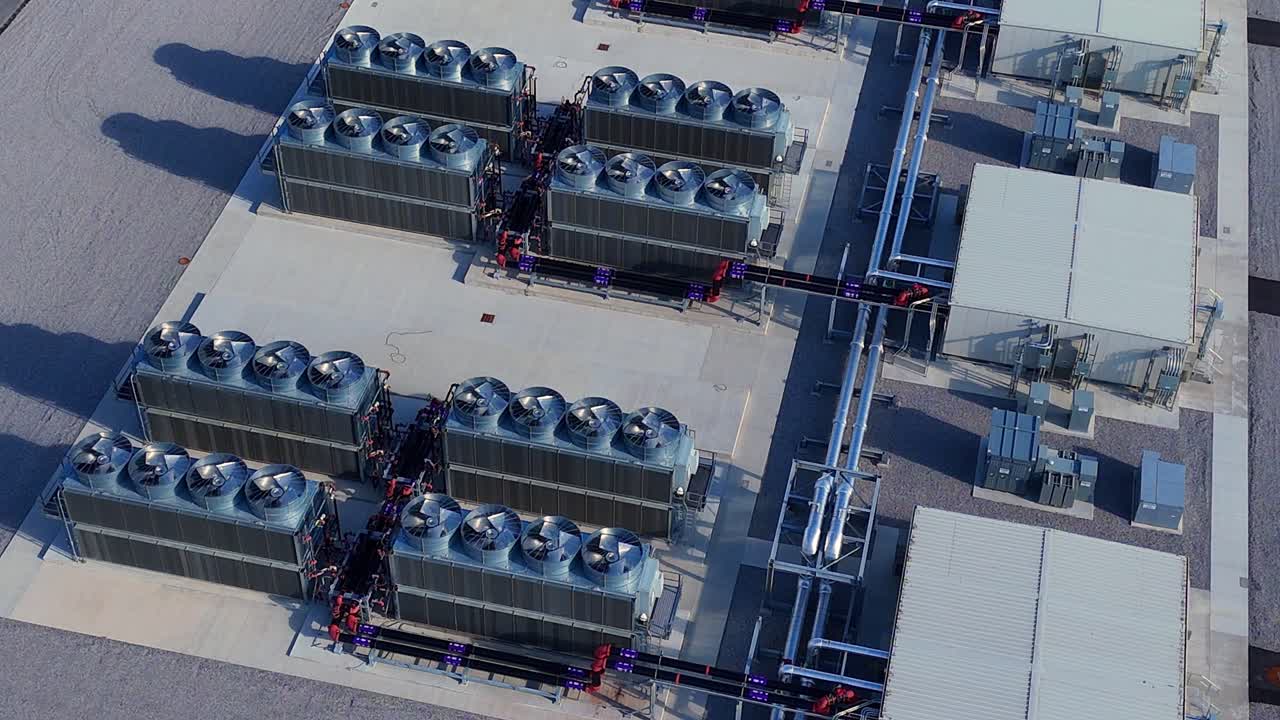 Veduta aerea dei sistemi di raffreddamento per l'espansione del data center di Google a New Albany, Ohio, USA