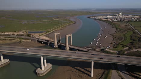 Vista-De-Pájaro-De-Los-Vehículos-Que-Circulan-Por-El-Puente-Kingsferry-Y-El-Cruce-Sheppey-En-Inglaterra