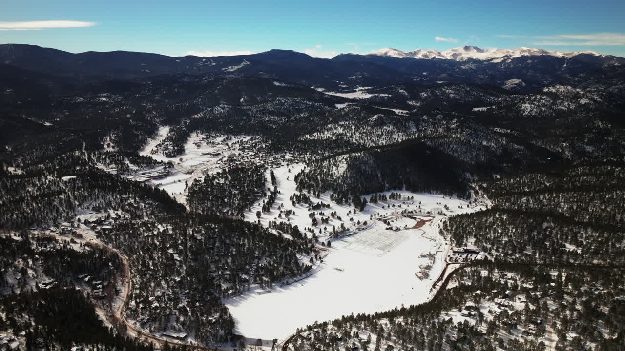 única alta altitud increíble vista panorámica de siempre verde colorado drone aéreo monte evans bluesky tres hermanas casa del lago campo de golf escuela secundaria invierno mañana soleada denver espacio abierto hacia atrás