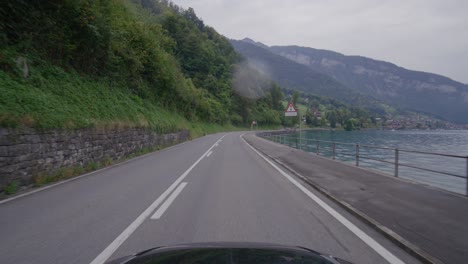 Conduciendo-De-Thun-A-Interlaken-Bajo-La-Lluvia