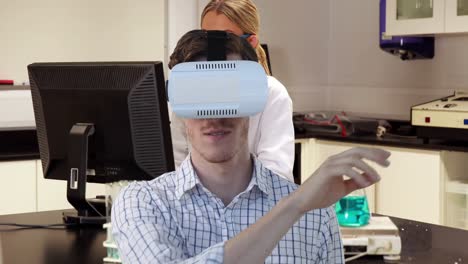 Animation-Eines-Mannes-Mit-VR-Headset-über-Einer-Wissenschaftlerin,-Die-Einen-Computer-Benutzt