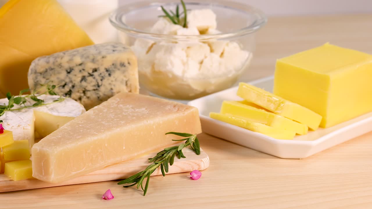 varios quesos y productos lácteos en una mesa