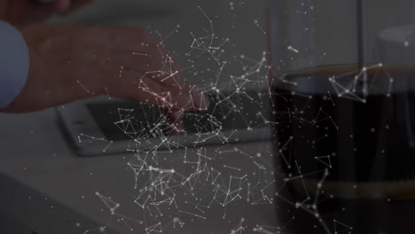 red de conexiones contra la sección media del hombre usando tableta digital y teléfono inteligente