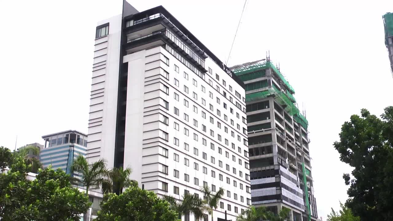 edificio de gran altura recién construido en manila, filipinas, inclinar hacia arriba