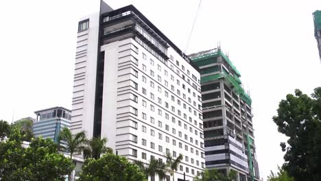 edificio de gran altura recién construido en manila, filipinas, inclinar hacia arriba