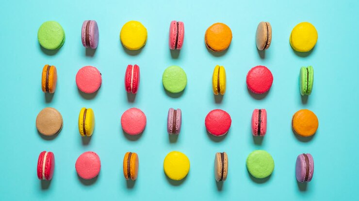 Macarons in movimento stop motion. Vista dall'alto con macarons multicolori.