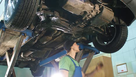 mecánico de automóviles mirando un coche roto