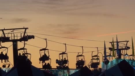 Die-Untergehende-Sonne-Silhouettiert-Die-Fahrt-Mit-Der-Sky-Tram-Auf-Der-North-Carolina-State-Fair-In-Raleigh,-Nc,-2019