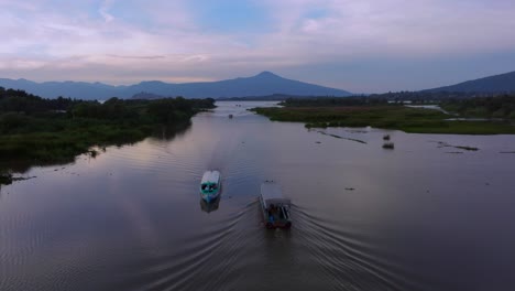 Drone-En-Cámara-Lenta-De-Barcos-En-El-Lago-De-Pátzcuaro