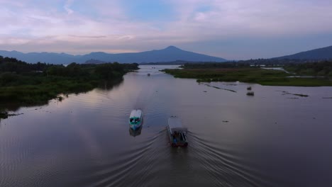drone en cámara lenta de barcos en el lago de pátzcuaro
