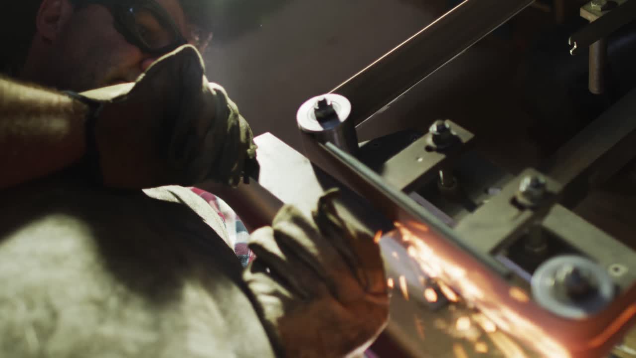 샌더 를 사용 하는 워크 ⁇  에서 코카시안 남성 칼 제작자 의 중간 부분