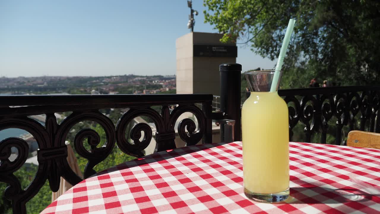 전망이 있는 레모네이드