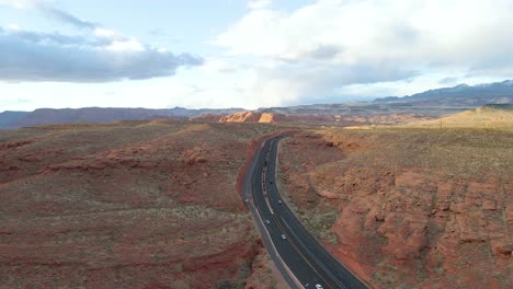 Carretera-Interestatal-Entre-El-Cañón-De-Roca-Roja-Del-Desierto-Del-Sudoeste,-Antena