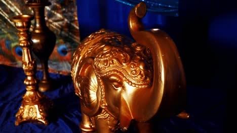 un elefante dorado ornamental sobre un fondo azul