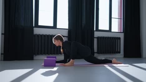 mujer haciendo ejercicio de estiramiento de yoga
