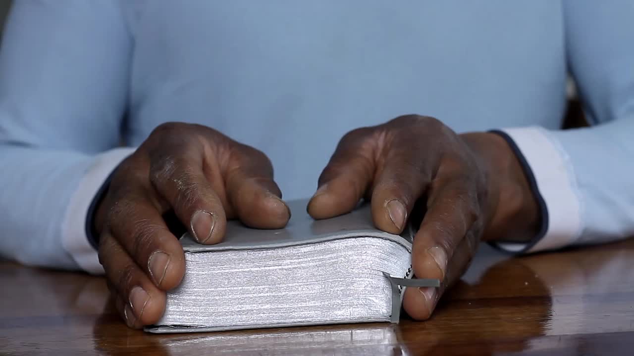 orando a dios con la mano en la biblia con la gente stock video stock footage