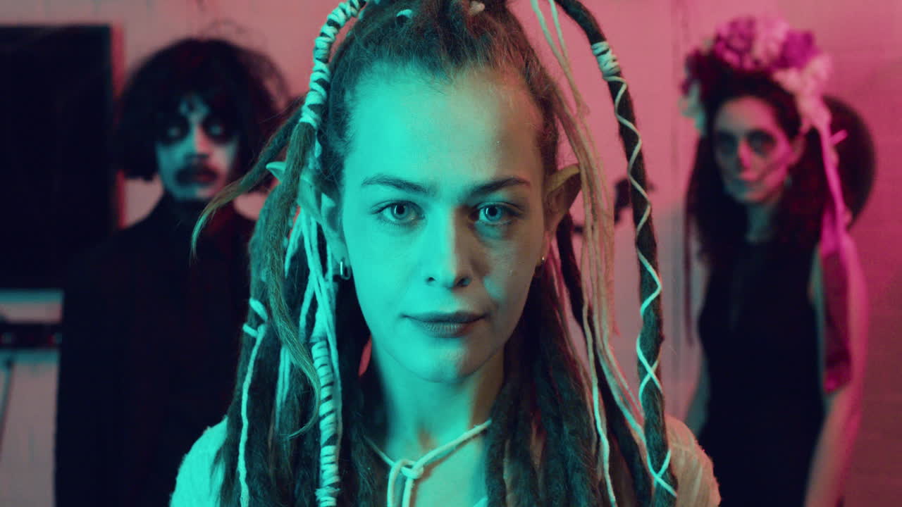 mujer mirando a la cámara en una fiesta de halloween