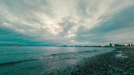 Nubes-Azules-Profundas-Sobre-La-Costa-Del-Lago-Ontario-Al-Atardecer-Con-Vistas-Al-Horizonte-De-La-Ciudad-Desde-La-Isla-De-Toronto