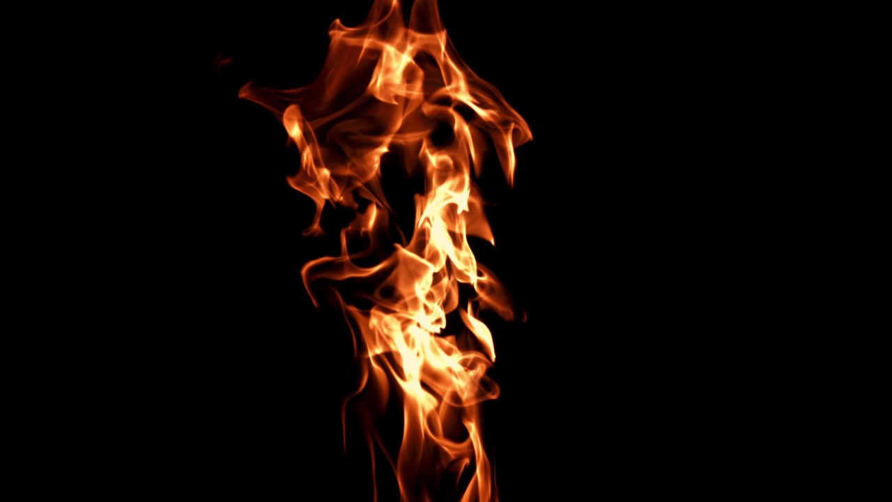 Vere fiamme di fuoco che bruciano su sfondo nero