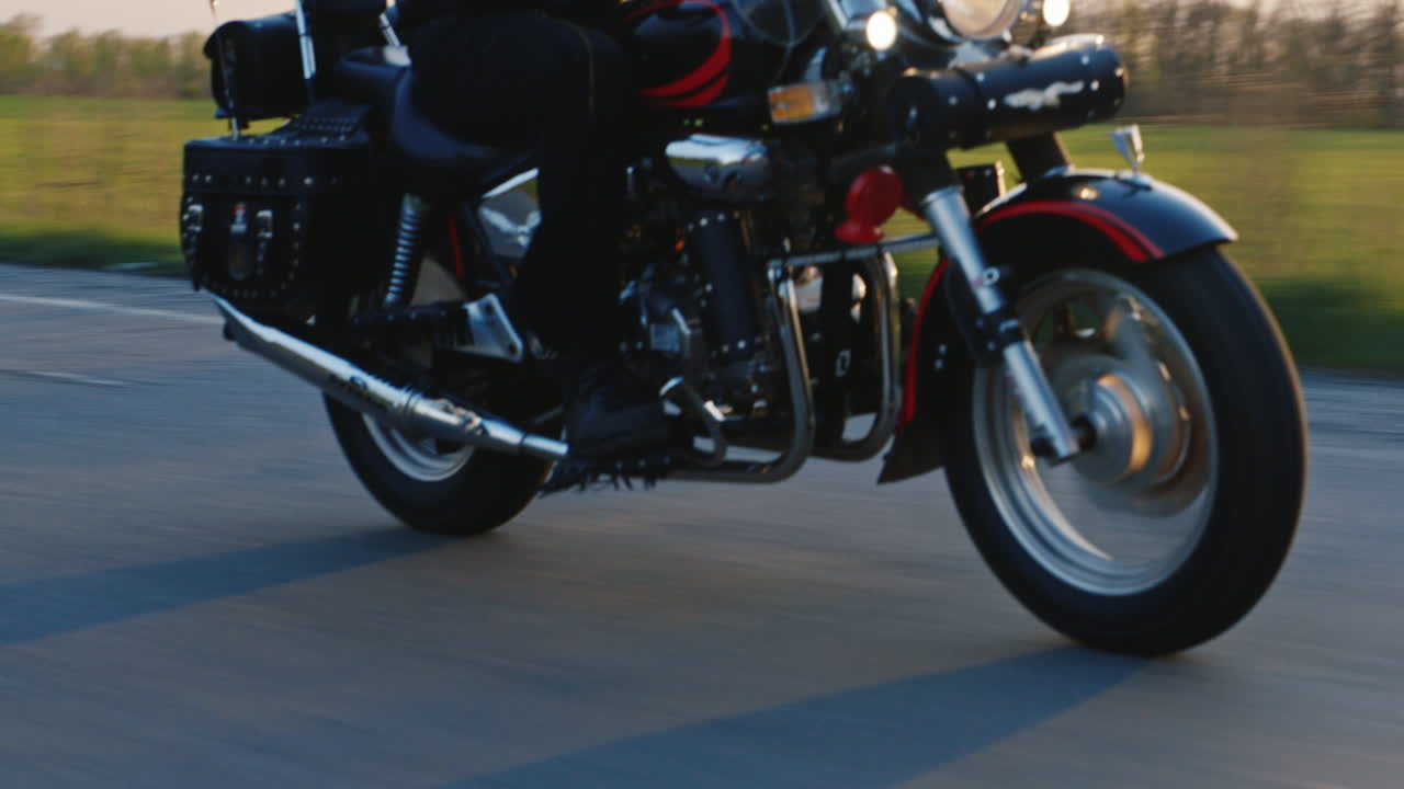 ruedas de motocicleta que van rápidamente por la carretera, el sol brilla y da un buen resplandor de video hd