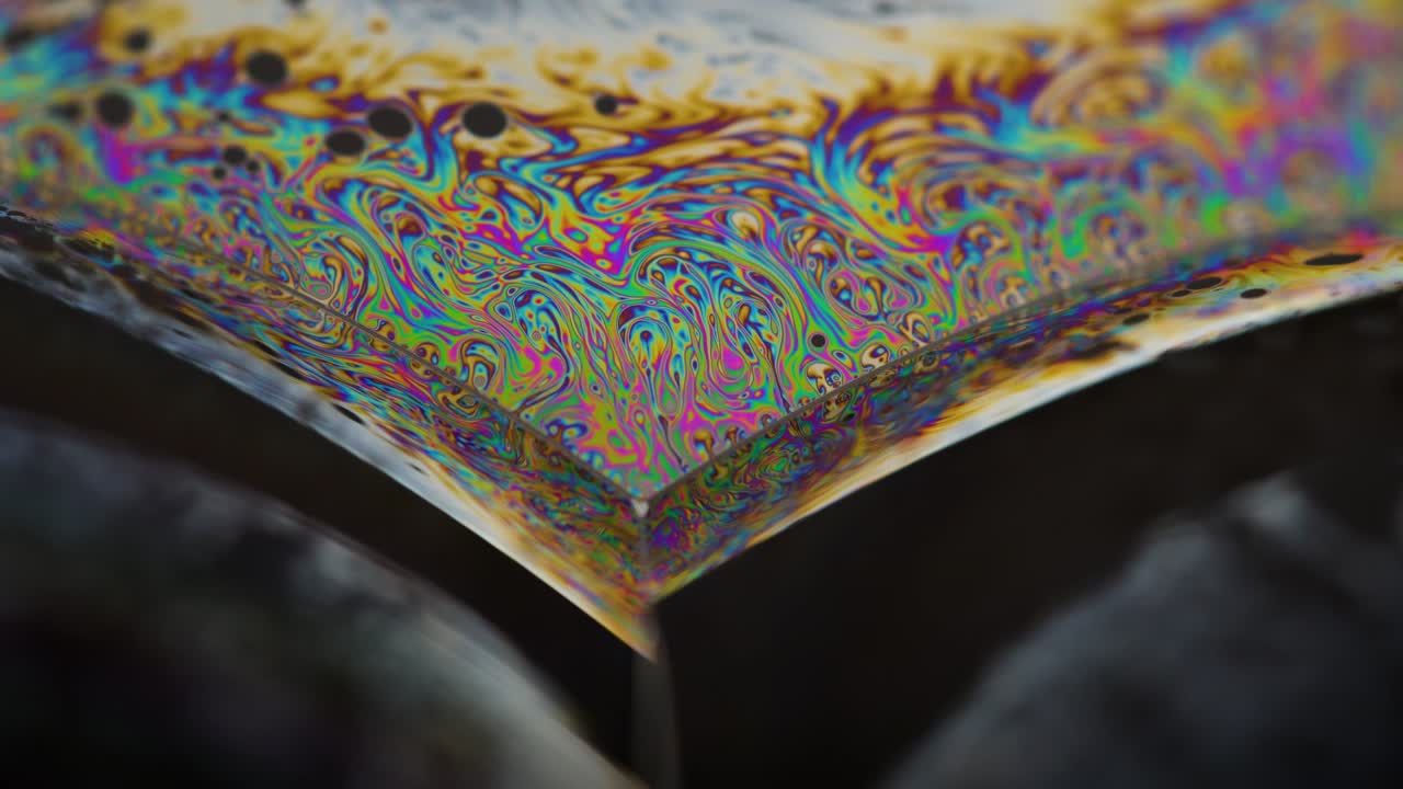 planeta abstracto psicodélico de una burbuja de jabón, refracción de la luz en una burbuje de jabón. macro de primer plano en la burbuja del jabón. colores del arco iris en un fondo negro. modelo de espacio o planetas universo galaxia cósmica.