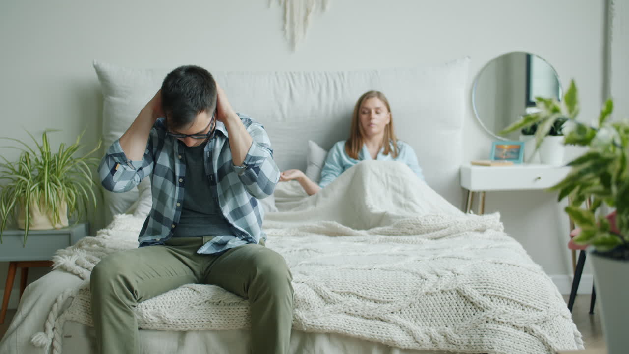 부부가 침실에서 논쟁을 벌이고 있다