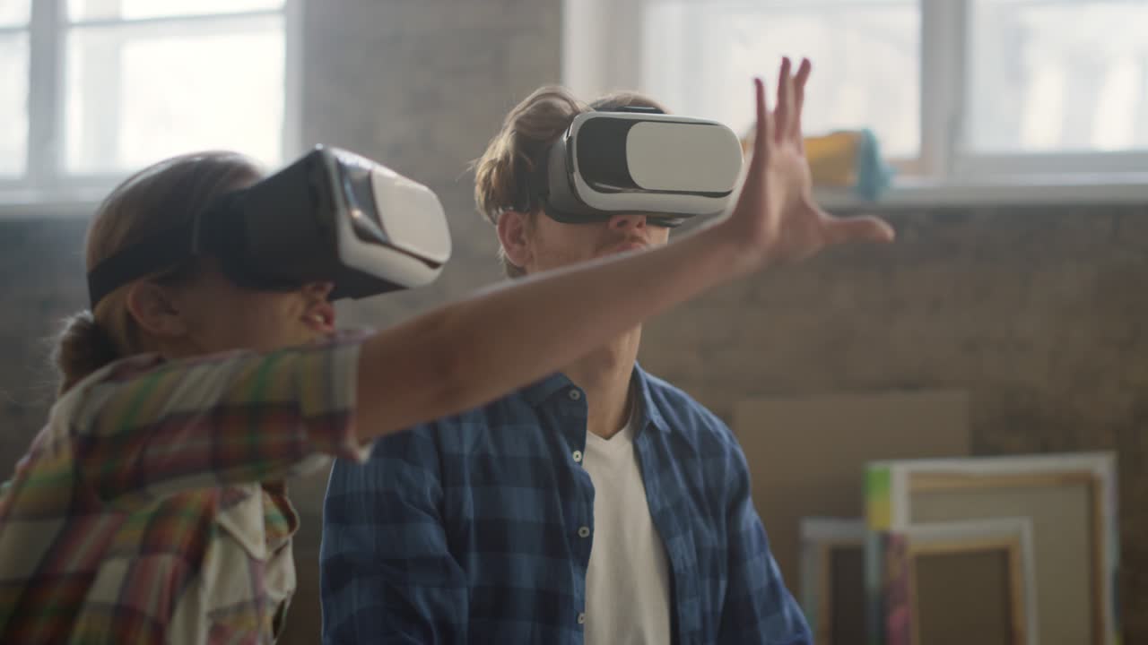 pareja feliz creando el diseño del hogar con tecnologías futuristas en el interior.