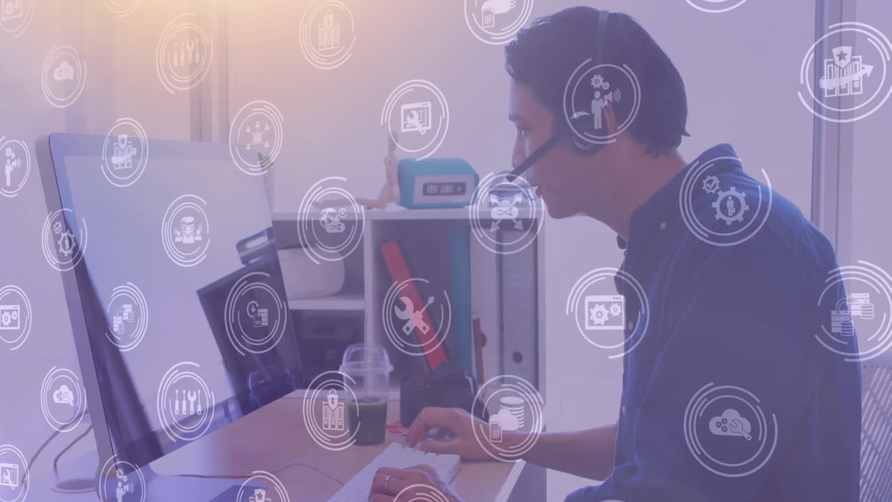 animación de una red de iconos digitales sobre un hombre de negocios usando auriculares de teléfono y computadora en la oficina