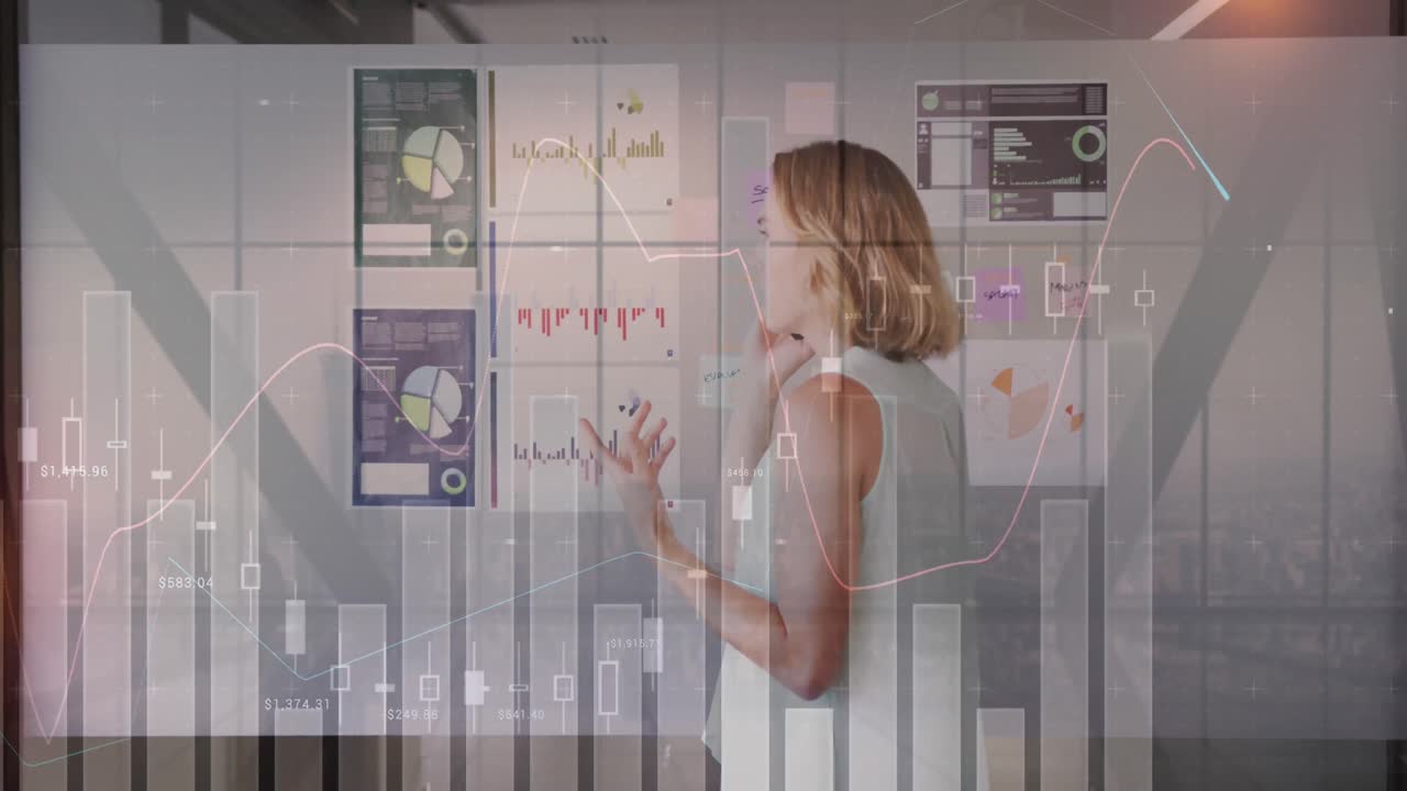 animación de la interfaz que muestra información y estadísticas con una mujer de negocios en el teléfono en la oficina
