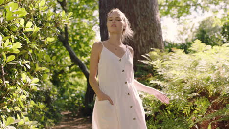 chica de la naturaleza caminando en el bosque mujer joven explorando jardín exuberante encantada por la belleza natural al aire libre 4k