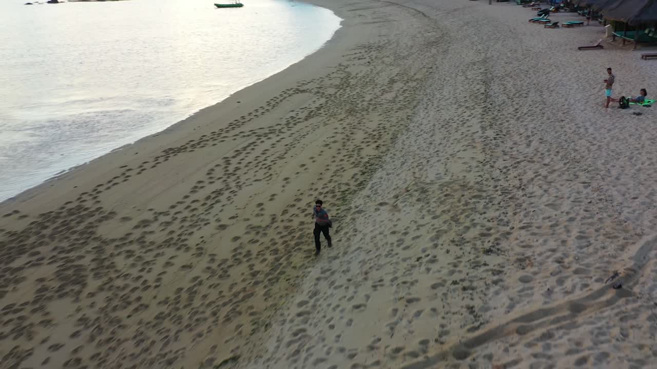 만달리카, 롬복, 인도네시아에서 쿠타 해변을 즐기는 관광객