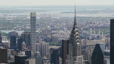 The-Chrysler-Building-of-Manhattan-with-the-Ed-Koch-Queensboro-Bridge-in-the-background-on-a-sunny-day,-static-shot