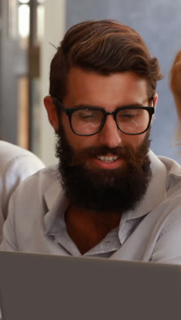 amigos hipsters hablando y usando una computadora portátil