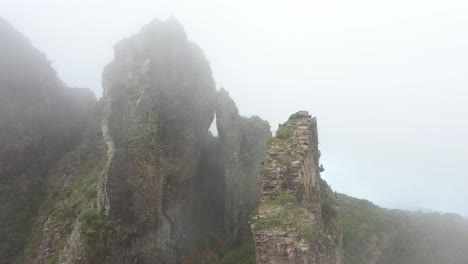 nubes delgadas moviéndose a través de los picos del valle de las monjas en madeira