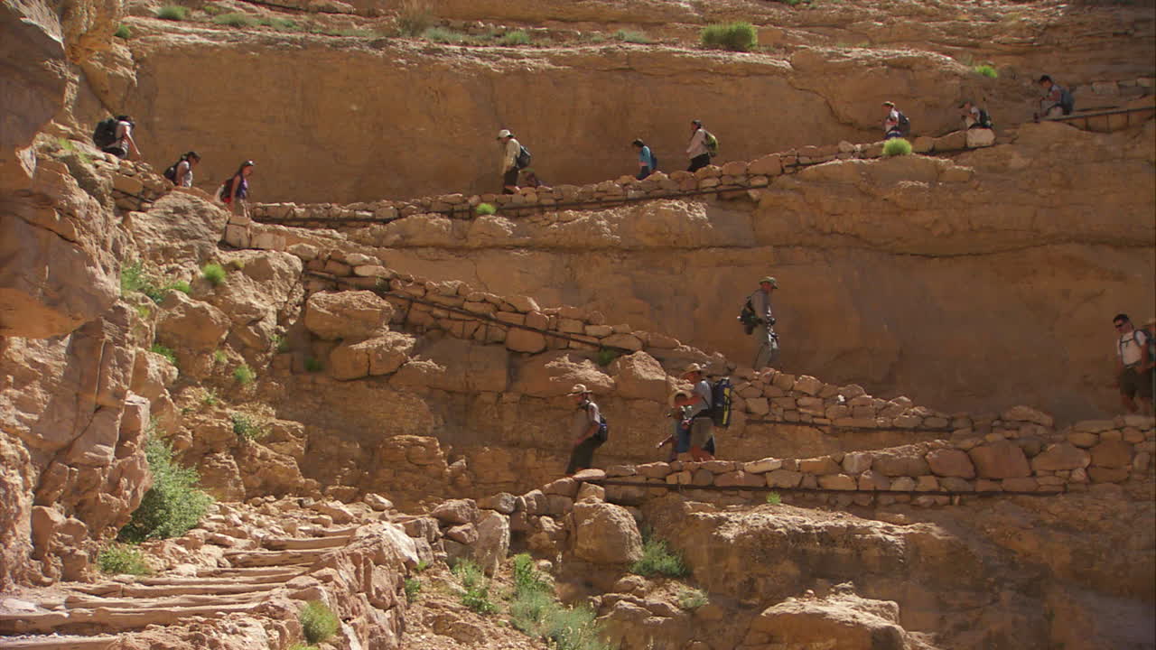 레인저는 그랜드 캐년에서 하이킹 그룹을 이끌고 있습니다.