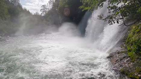 magnífica cascada en el país de eslovenia