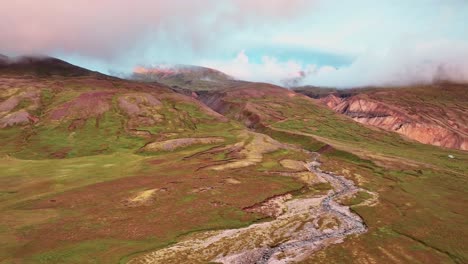 Rollende-Wolken-über-Dem-Grasbewachsenen-Tal-Borgarfjördur-Eystri-Bei-Sonnenuntergang-In-Ostisland