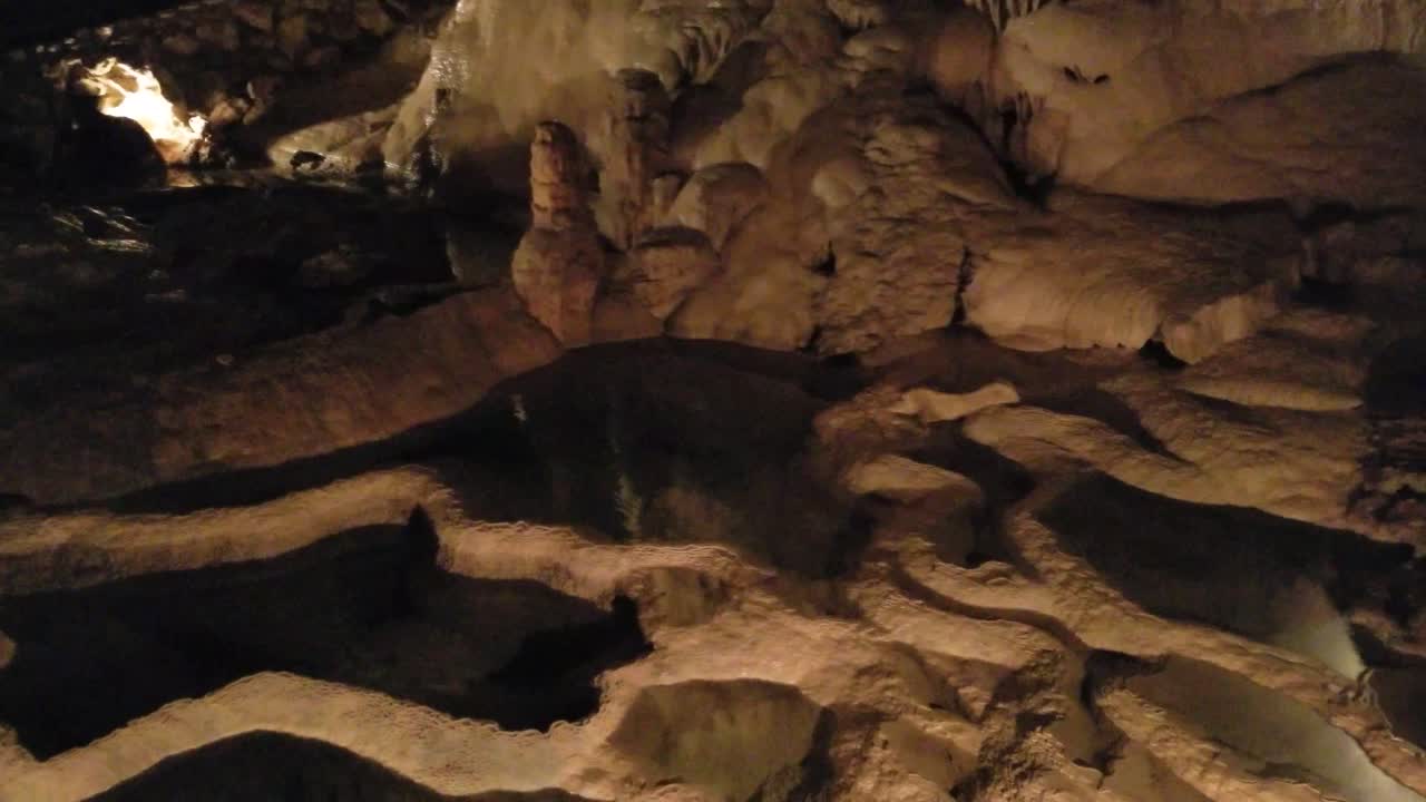 visita guiada a través de cavernas de puentes naturales en texas