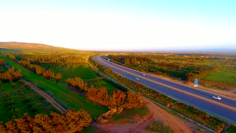 Luftaufnahme-Mit-Drohne-Einer-Autobahn-Bei-Sonnenuntergang