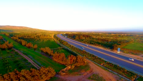 Toma-Aérea-Con-Drones-De-Una-Carretera-Al-Atardecer