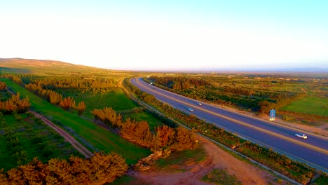 disparo aéreo con un avión no tripulado de una carretera al atardecer