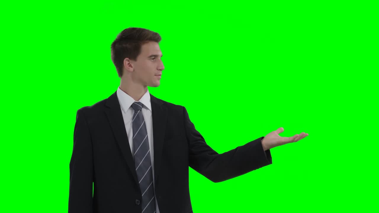 Uomo d'affari che mostra qualcosa con le mani su uno schermo touch virtuale