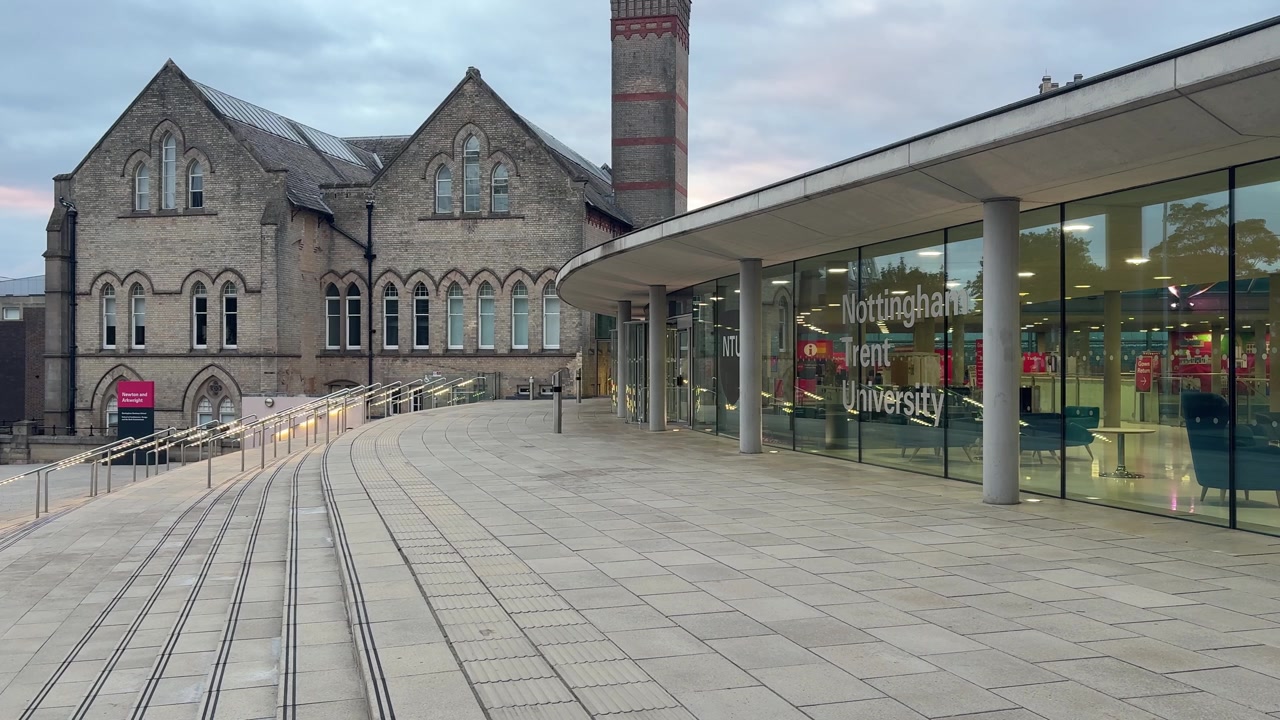 Edificio Newton e Arkwright presso il Campus Cittadino della Nottingham Trent University a Nottingham, Inghilterra, che mette in mostra l'iconica architettura accademica, l'istruzione superiore e la vita studentesca