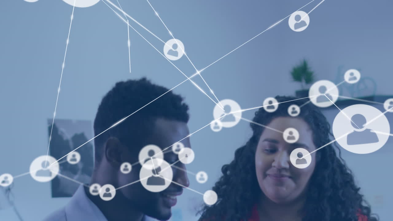 animación de una red de iconos digitales contra hombres y mujeres diversos discutiendo en la oficina