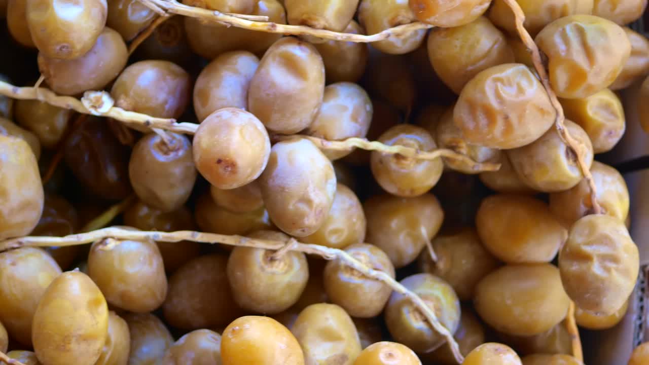 primer plano de dátiles secos