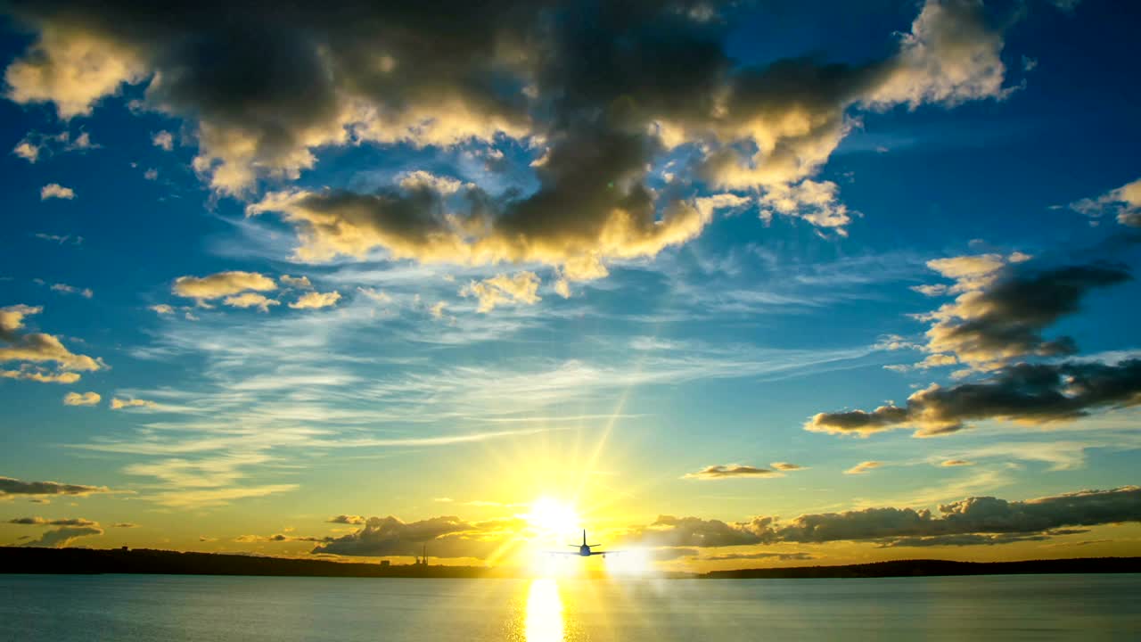 avión vuela por el cielo azul de un día soleado. bucle de video