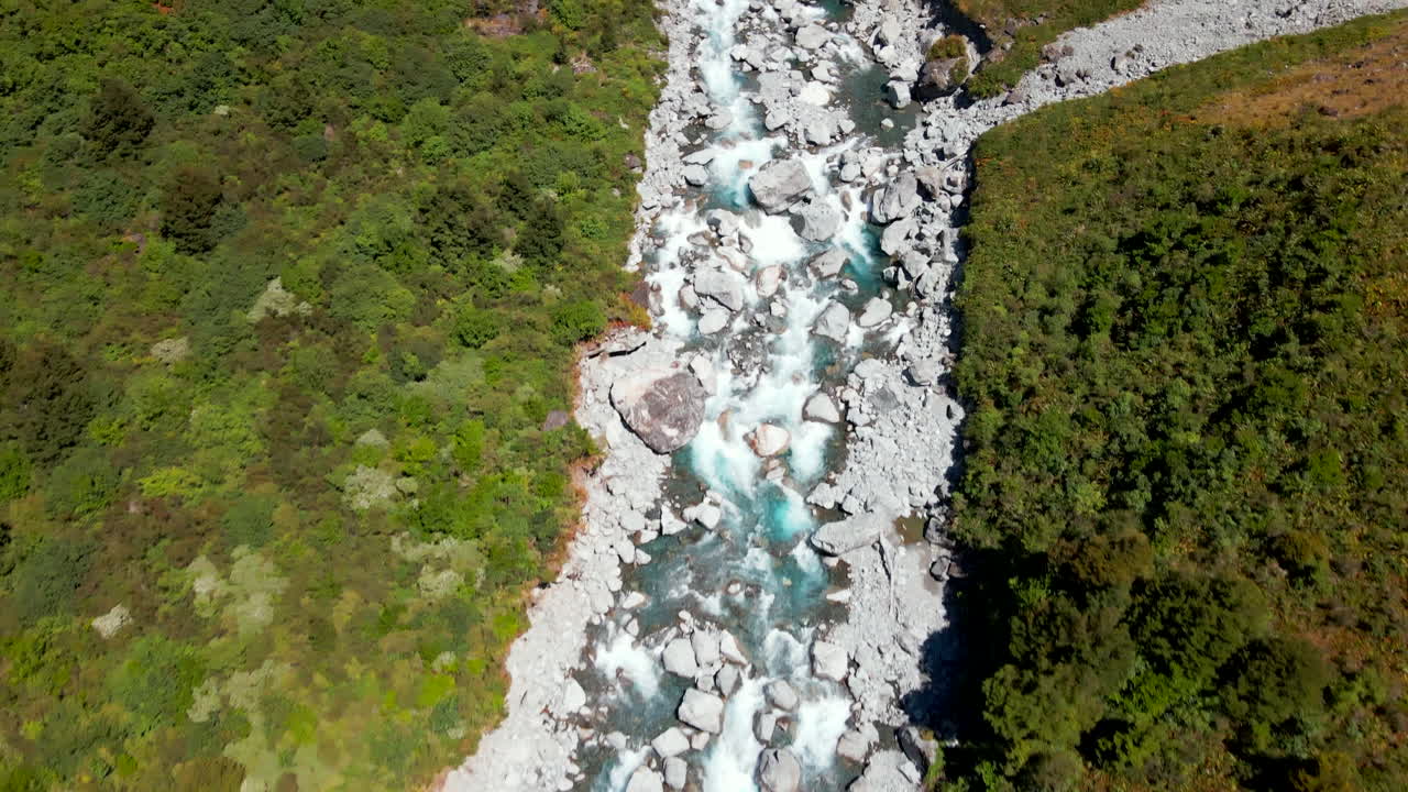 vista aérea del rápido río de montaña en el valle rocoso en fiordland southland, nueva zelanda