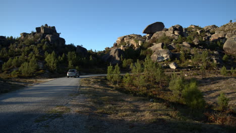 Auto-Fahren-Und-Eine-Kurve-In-Einem-Felsigen-Berg-Von-Geres,-Portugal