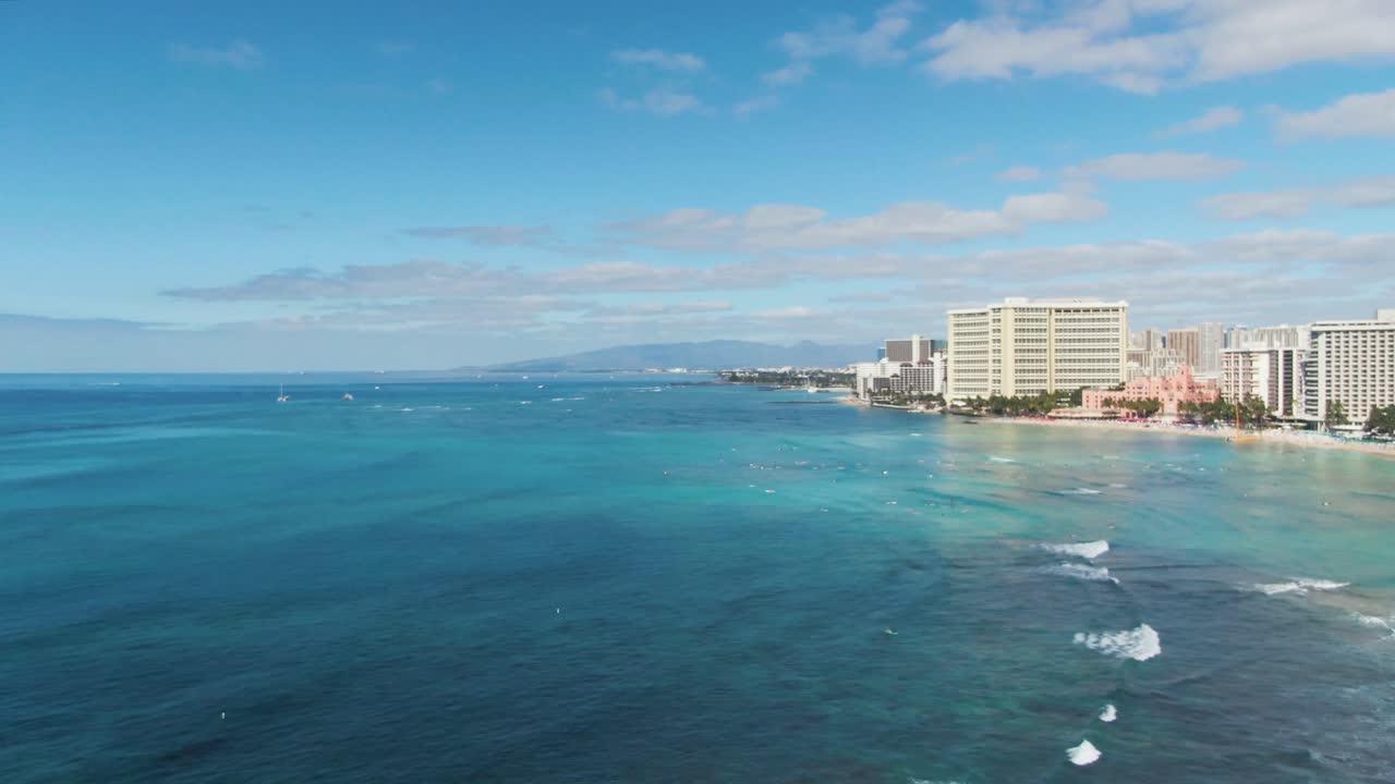 Vista aerea frontale, in orbita ascendente, della costa di Waikiki.
